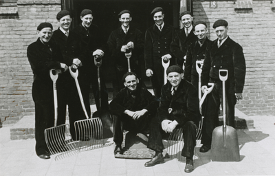 876260 Groepsportret van medewerkers van brandstoffenhandel Tielen, die oorspronkelijk afkomstig is uit Wijk C, voor ...